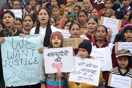 Empörte Inderinnen protestieren gegen Vergewaltigung