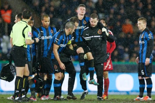 Brügges verletzter Stürmer Maxime Lestienne wird vom Platz getragen