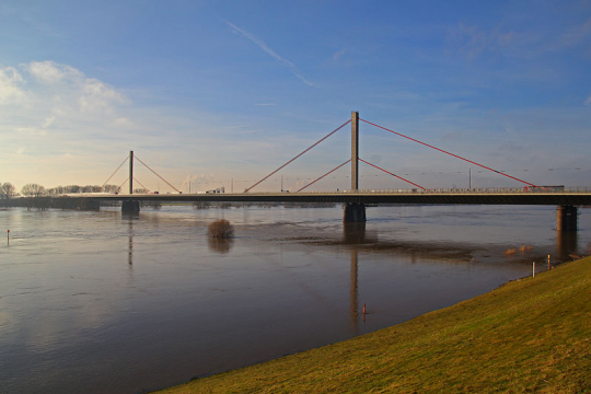 Autobahnbrücke über den Rhein bei Leverkusen