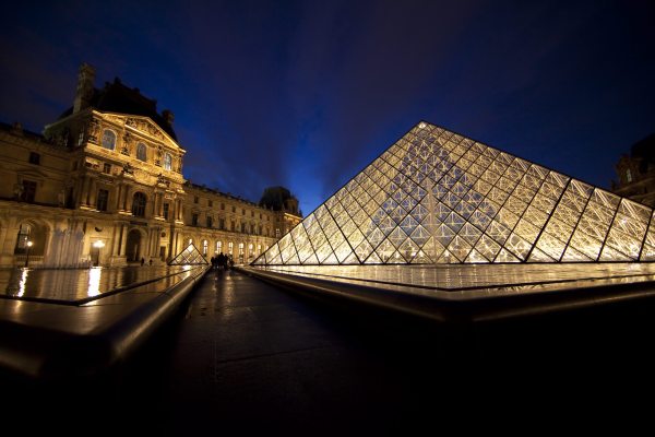 Der Louvre bei Nacht