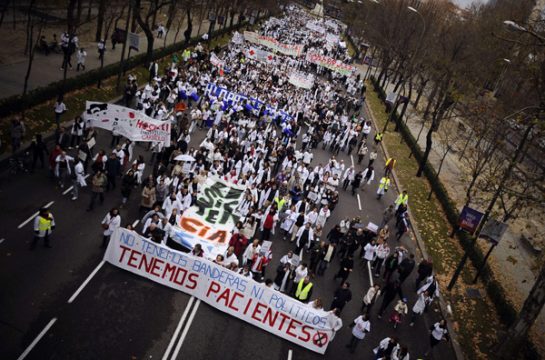 Ärzte, Krankenschwestern und Pfleger protestieren in Madrid gegen die Sparpolitik