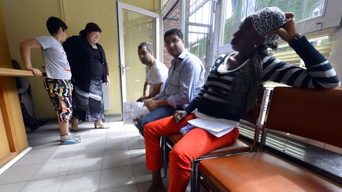 Staatssekretärin Maggie De Block mit Flüchtlingen
