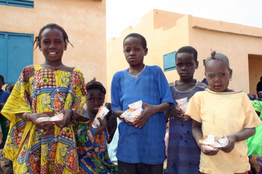 Kinder bei einer Ausgabe von Nahrungsmitteln der UN in Gourma Rharous, in der Nähe von Timbuktu