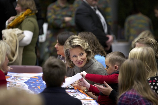 Prinzessin Mathilde umgeben von Soldatenkindern