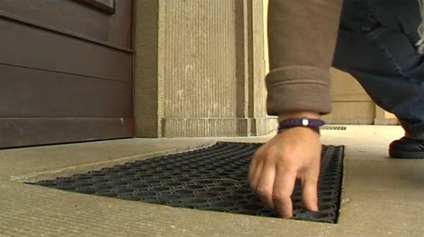 Die Polizei warnt: Das Fußmatten-Versteck kennt jeder Einbrecher!