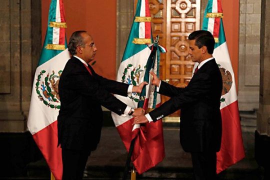 Felipe Calderón überreicht seinem Nachfolger Enrique Peña Nieto die Nationalflagge
