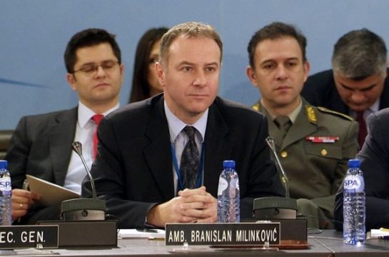 Der serbische Nato-Botschafter Branislav Milinkovic (M.) (14. Dezember 2006)