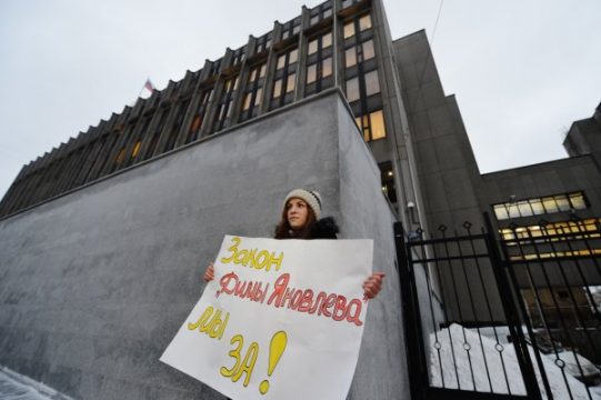 Eine Befürworterin des Adoptionsverbots vor dem Oberhaus des Parlaments in Moskau