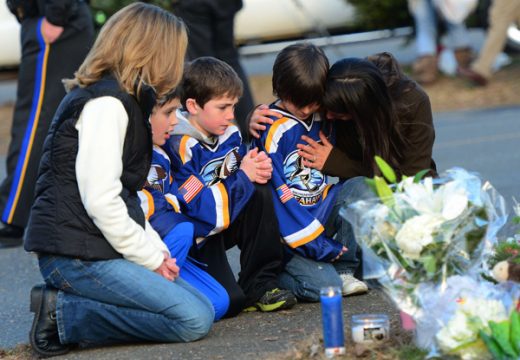 Vor der Sandy Hook School in Newtown