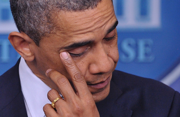 Präsident Obama wischt sich eine Träne aus dem Augenwinkel