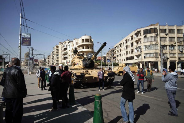 Panzer in der Nähe des Präsidentenpalasts in Kairo (10. Dezember)