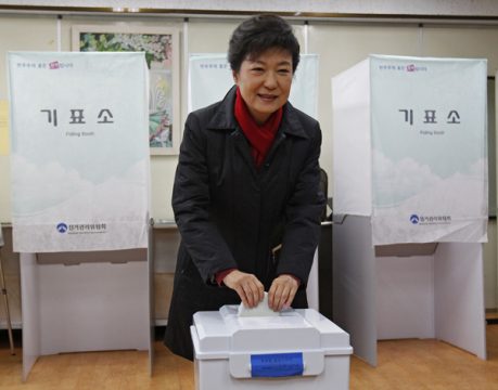 Südkorea: Park Geun Hye bei der Stimmabgabe