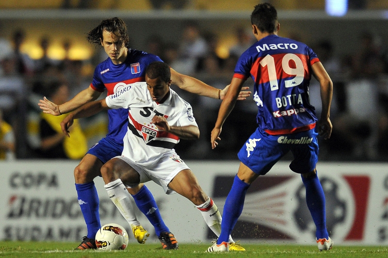 Lucas (Brasilien) zwischen Lucas Orban und Ruben Botta (Argentinien)