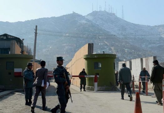 Afghanische Polizisten bewachen das Polizeihauptquartier in Kabul nach dem Anschlag der 33-jährigen Iranerin (24.12.)
