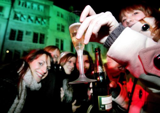 Zum Gläschen Champagner gibt es meistens einen Neujahrsvorsatz hinzu