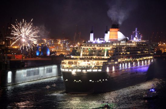Queen Mary 2 im Hafen von Hamburg, Mai 2011
