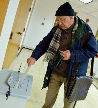 Dr. Salah Owelus gibt seine Stimme in der ägyptischen Botschaft in Washington DC ab