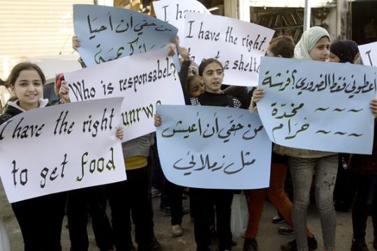 Flüchtlinge aus dem Palästinenserlager Jarmuk im Camp Ain El-Helweh in der Nähe der libanesischen Stadt Sidon