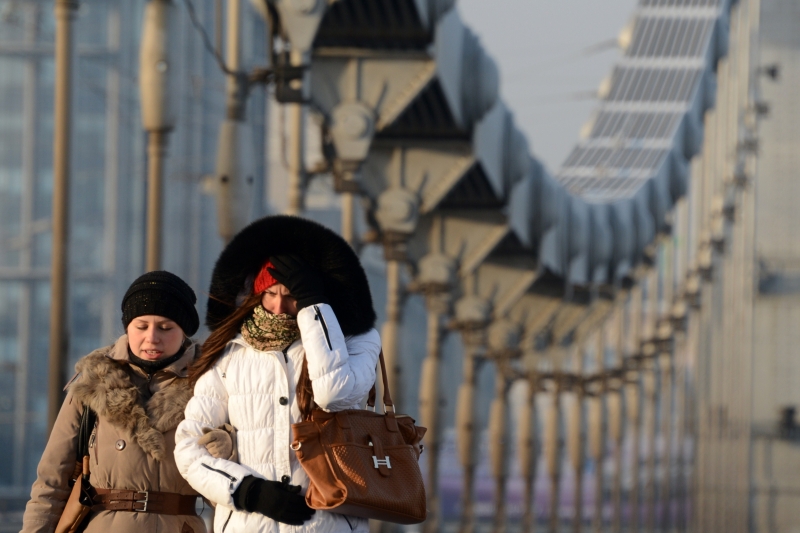 Frierende Frauen in Moskau