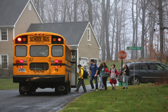 In Newtown sind die Kinder am Dienstag wieder zur Schule gegangen - nur die Sandy Hook School blieb geschlossen