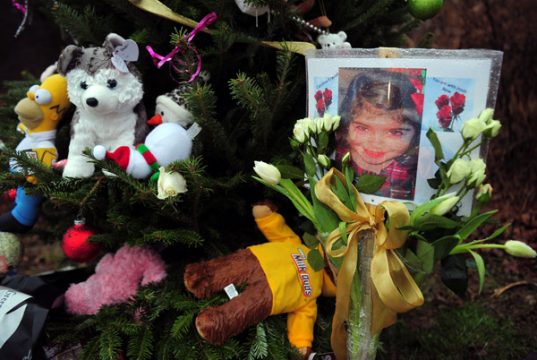 Blumen und Plüschtiere vor der Sandy Hook Schule in Newtown