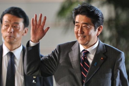 Shinzo Abe ist erneut japanischer Ministerpräsident (r.)