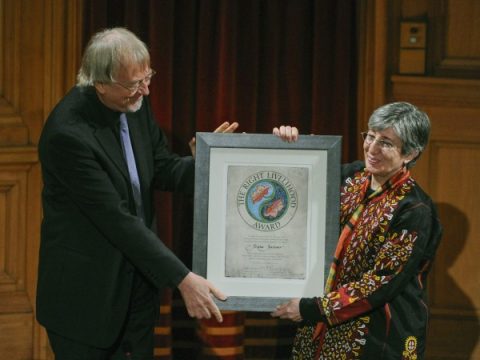 Jacob von Uexkull überreicht Sima Samar den Alternativen Nobelpreis