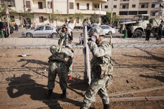 Ägyptische Soldaten richten Stacheldraht um den Präsidentenpalast in Kairo auf