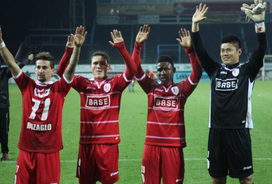 Die Standard-Spieler freuen sich über den Sieg