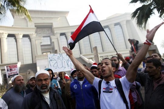 Mursi-Anhänger streiken vor dem Gericht in Kairo