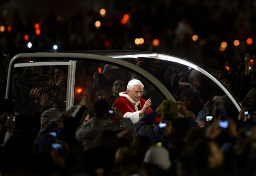 Papst Benedikt begrüßt die Teilnehmer des Taizé-Treffens auf dem Petersplatz in Rom