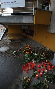 Kerzen vor der Behindertenwerkstatt in Titisee-Neustadt