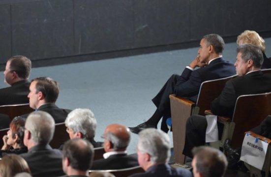 Obama (r.) bei einer ökumenischen Trauerfeier in einer High School in Newtown