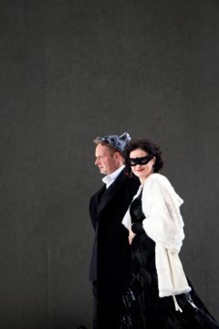 La Traviata in der Brüsseler Monnaie: Till Fechner (Baron Douphol) und Simona Saturova (Violette Valéry)