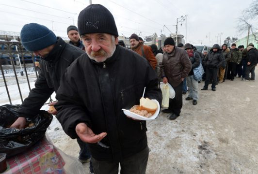 Kältewelle in der Ukraine - Soziale Einrichtungen verteilen warmes Essen an Obdachlose (Kiew, 18.12.)