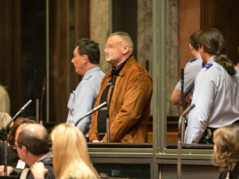 Einer der beiden Angeklagten vor Gericht