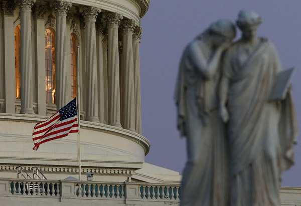 Fahne vor dem Capitol auf Halbmast: USA trauern um Opfer des Amoklaufs (Archivbild: Mark Wilson /AFP)