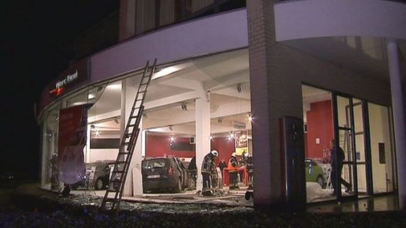 Verfolgungsjagd in Sint-Niklaas endet in Autohaus-Showroom