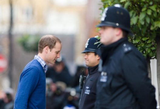 Prinz William holt seine Frau Kate im Krankenhaus ab