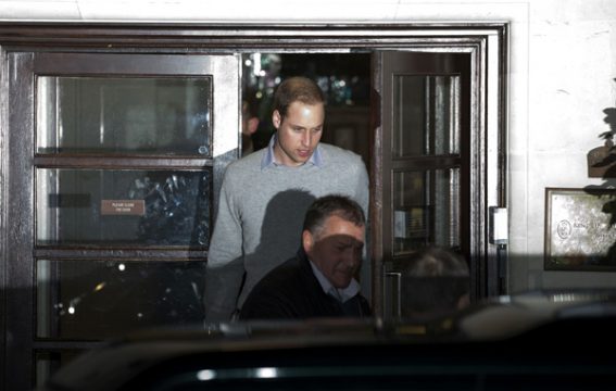 Prinz William vor dem King Edward VII. Hospital