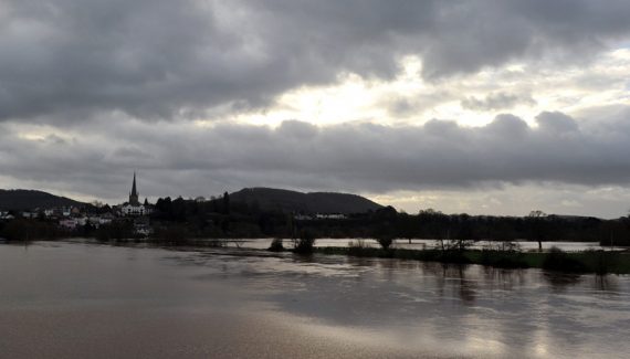 Ross-on-Wye in Herefordshire, England: Der Fluss Wye ist über die Ufer getreten