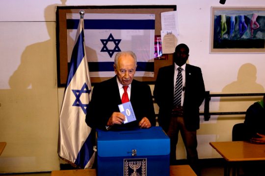 Israels Präsident Shimon Peres bei der Stimmabgabe