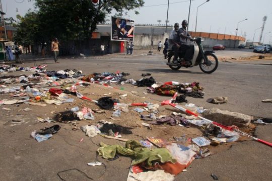 Verstreute Kleider nach der Massenpanik in Abidjan