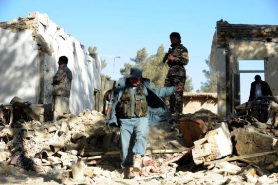 Polizisten untersuchen den Doppelanschlag im afghanischen Kandahar