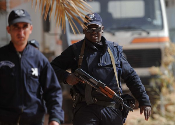 Algerische Polizisten bewachen den Transport der Leichen