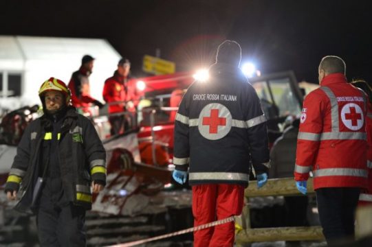 Italienische Rettungskräfte am Unfallort