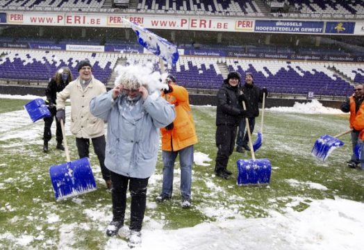 Anderlecht-Fans schaufeln den Platz frei