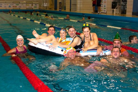 Eupens Prinz Andy I. beim Schwimm-Marathon - Bild: Valerie Huppertz