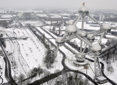Schneedecke rund um das Brüsseler Atomium