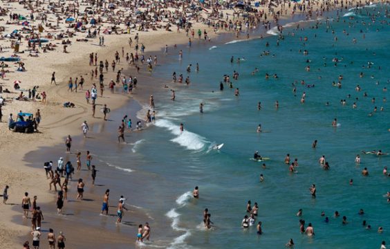 Australier flüchten ans Meer - Strand in Sydney, 4. Januar